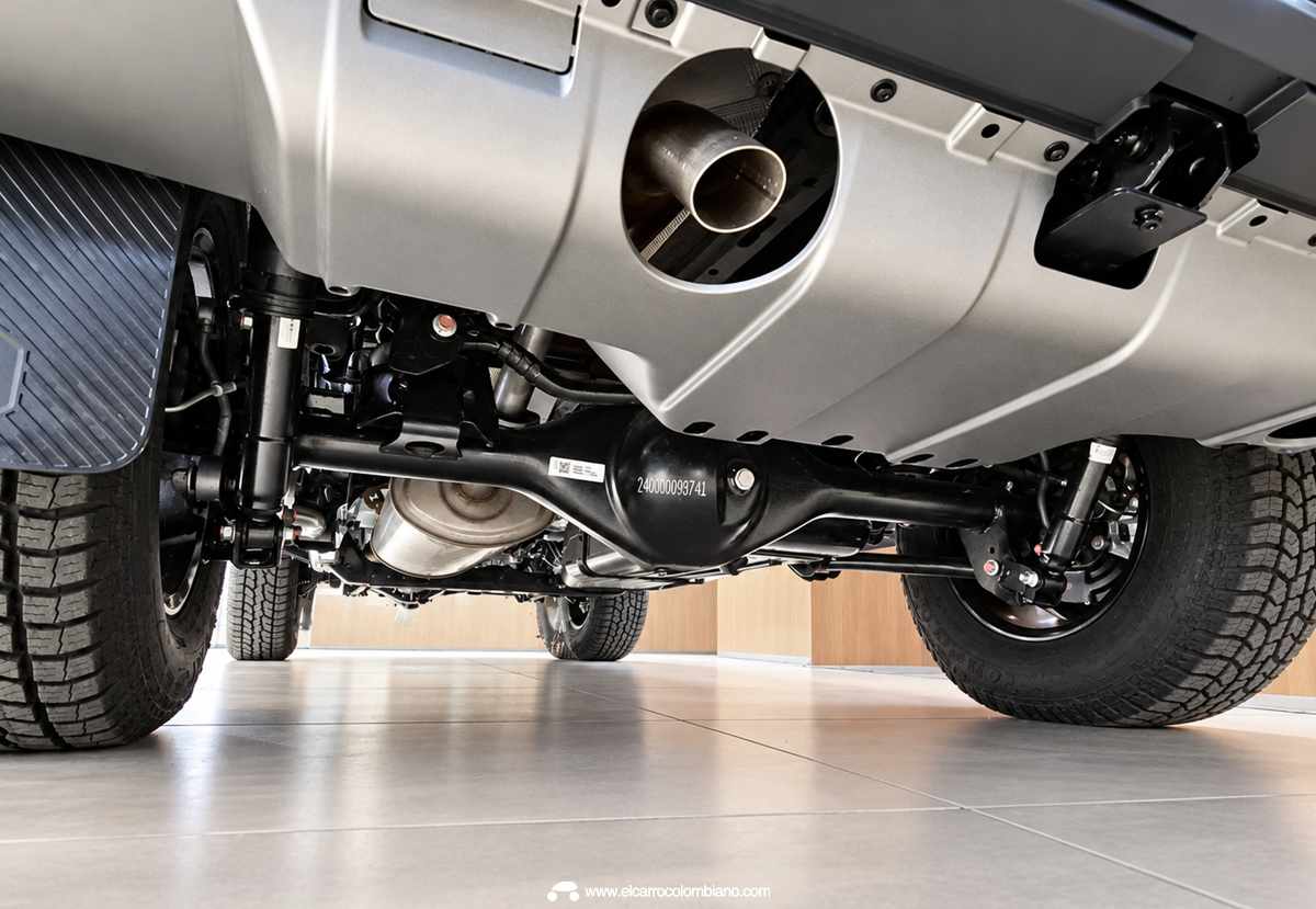 Plano detalle inferior de la parte baja del campero 212 T01, dejando ver la robusta estructura de su eje rígido, el diferencial para el manejo 4x4, la salida de escape y el protector inferior plástico.