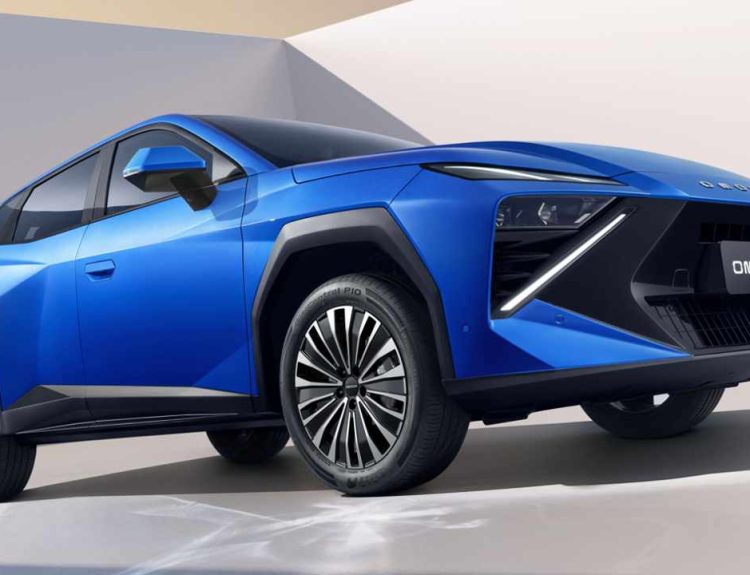 Plano frontal de tres cuartos bajo del nuevo crossover Omoda 4 color azul eléctrico en estudio claro, destacando sus afiladas luces LED, líneas geométricas Cyber Mecha y rines bitono de 18 pulgadas.