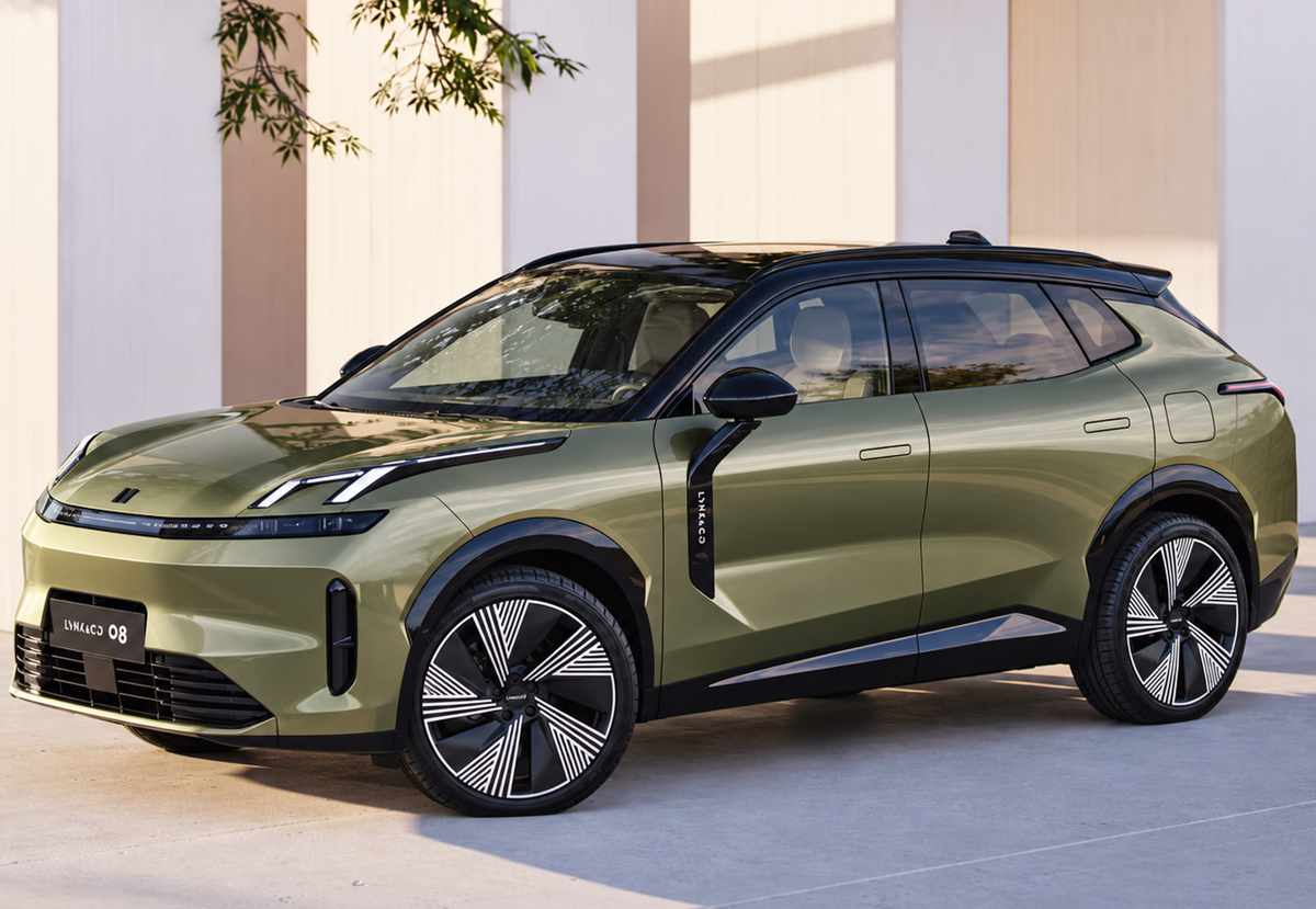 Plano frontal de tres cuartos de la SUV Lynk & Co 08 color verde oliva metalizado con techo negro, exhibiendo su moldura vertical negra bajo los espejos retrovisores, rines geométricos bitono y firma lumínica LED en forma de Y.